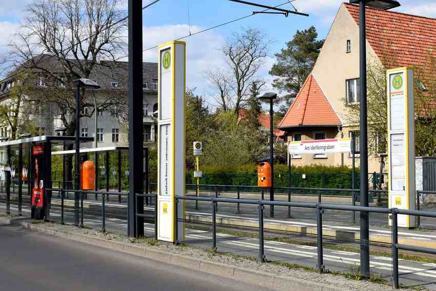 Foto der Straßenbahnstation Am Iderfenngraben. Die Tram fährt direkt vor der Haustür der Eigentumswohnungen von Beau Pankow.