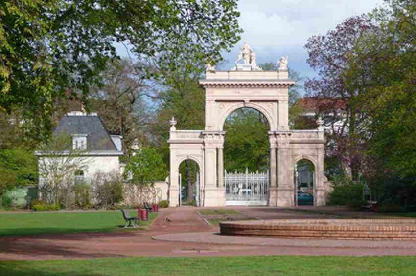 Eingangstor zum Bürgerpark in Berlin-Pankow.