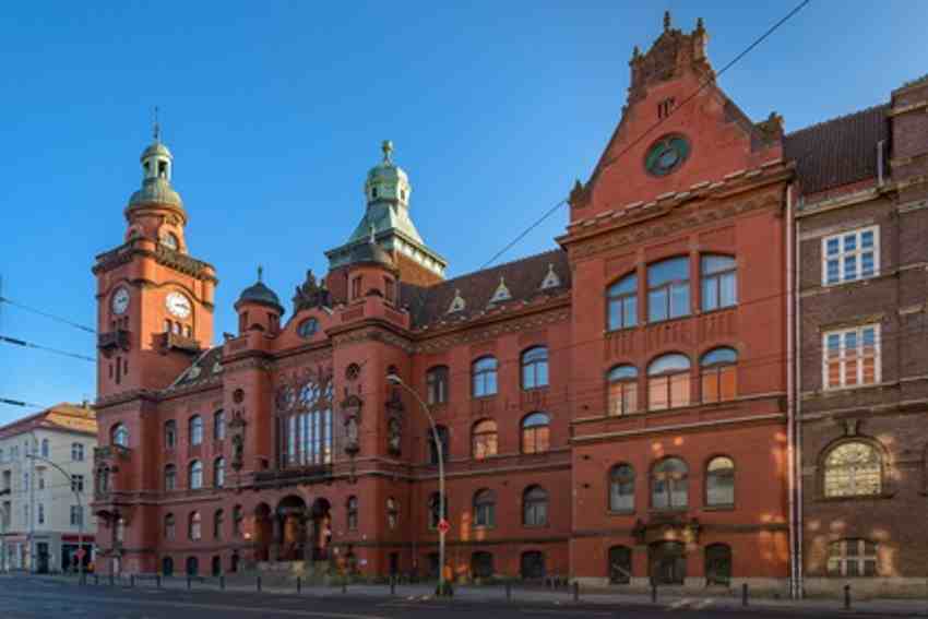 Rathaus Berlin-Pankow. Nachbarschaft des Appartementhauses Beau Pankow.