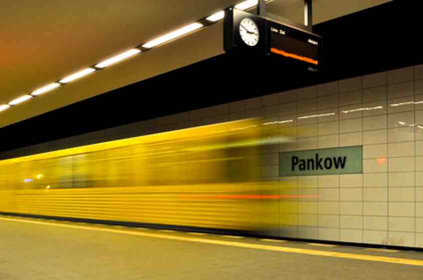 Foto der U-Bahn Haltestelle Pankow. Ein Zug fährt ein.